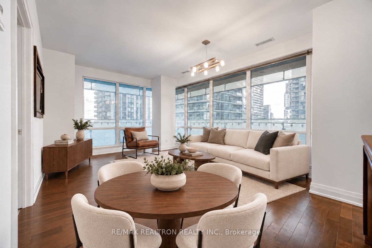 John Street 2206, Toronto, ON M5V 3X4